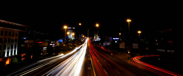 exposición de larga duración de una carretera del centro de la ciudad en estambul, turquía - autopista de cuatro carriles fotografías e imágenes de stock