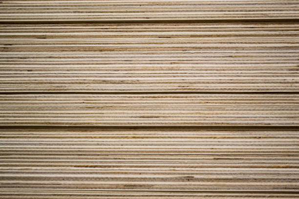 un montón de láminas de madera contrachapada, primer plano del punto de corte - the end wood timber construction fotografías e imágenes de stock