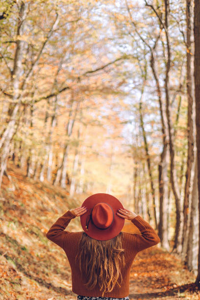 femme dans la forêt d’automne - travel red vacations outdoors photos et images de collection