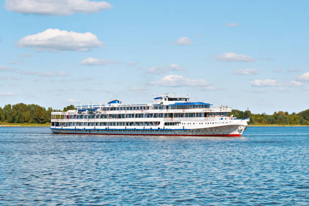 пассажирское моторное судно на реке - cruise passenger ship nautical vessel vacations стоковые фото и изображения