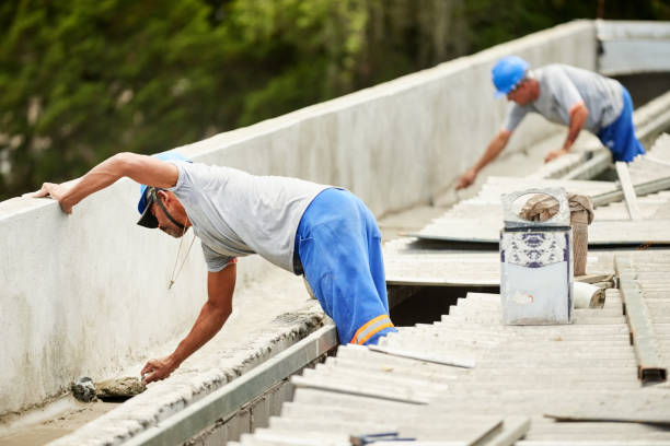 finishing the roof work - plasterer construction site manual worker plaster imagens e fotografias de stock