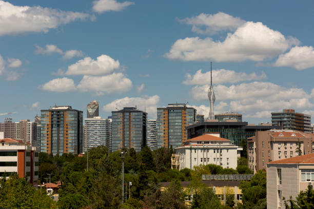 vue de la tour de télévision de camlica entre le jardin du campus de goztepe de l’université de marmara et de nouveaux bâtiments de grande hauteur à fikirtepe. - kadikoy district photos et images de collection