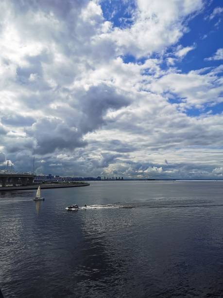 widok z mostu dla pieszych yacht w sankt petersburgu nad zatoką fińską, łodzie i jachty w nim. pod niebem z chmurami. - clear sky water sports and fitness yacht zdjęcia i obrazy z banku zdjęć
