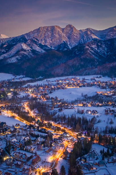 snowy illuminated zakopane city la nuit, vue aérienne - poland mountain tatra mountains giewont photos et images de collection