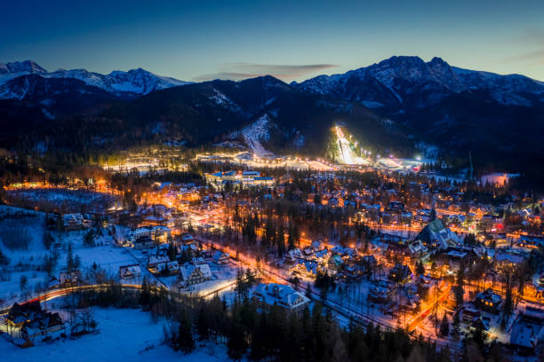 deslumbrante cidade iluminada zakopane à noite no inverno, vista de drone - poland mountain tatra mountains giewont - fotografias e filmes do acervo