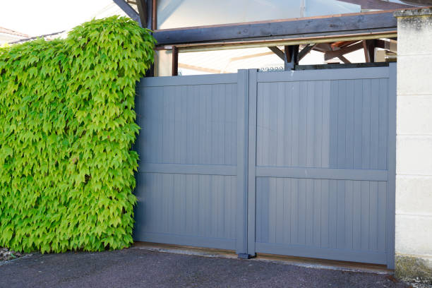 moderne porte grise en aluminium portail porte à la maison de la rue maison banlieue - garden fence audio photos et images de collection