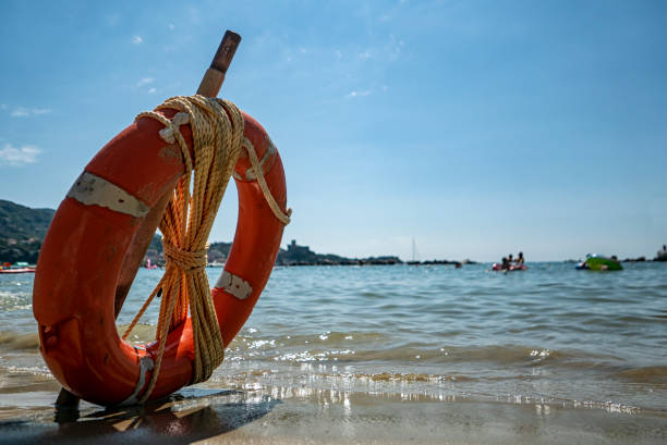 koła ratunkowe na włoskiej plaży - life jacket buoy sign sky zdjęcia i obrazy z banku zdjęć