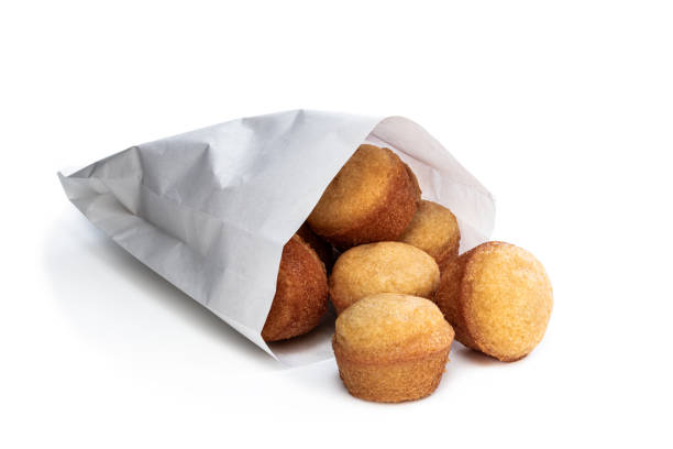 흰색 배경에 고립 된 종이 가방에 작은 바닐라 케이크 - muffin cake isolated small 뉴스 사진 이미지