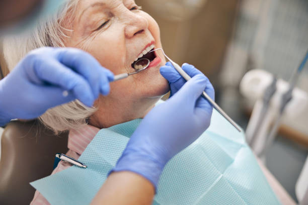 вертикальный образ женщины-пациента, фиксируя зубы в современной клинике - teeth implant стоковые фото и изображения