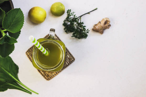 frullato verde in barattolo masso con paglia di carta su sfondo bianco. detox jk - ginger drink alcohol drinking straw foto e immagini stock