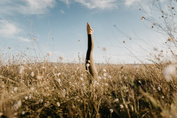 mulher bonita fazendo yoga na natureza - moss side - fotografias e filmes do acervo