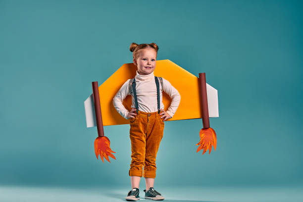 liberté, fille jouant pour être pilote d’avion, petite fille drôle porte des ailes faites de carton comme un avion - action adventure aerospace industry air vehicle photos et images de collection