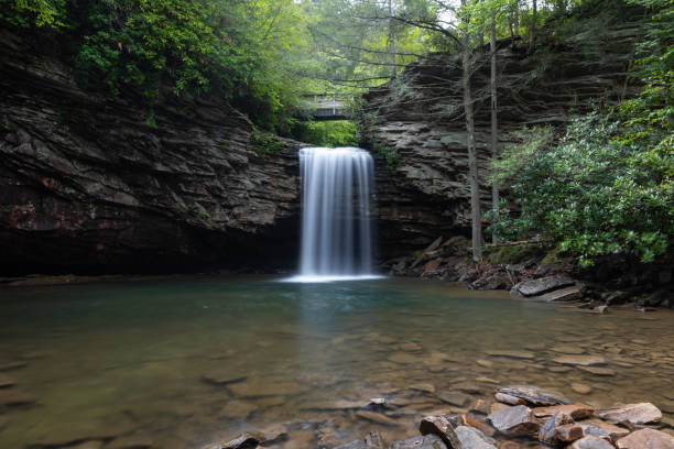 литл-стоуни-фолс в юго-западной вирджинии - blue ridge mountains stream forest waterfall стоковые фото и изображения