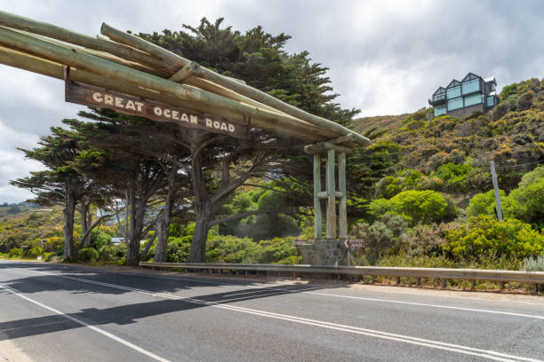 das great ocean road schild, holztorbogen über dem start der great ocean road, victoria, australien - australian culture landscape great ocean road beach stock-fotos und bilder