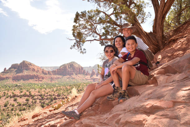 la famille prend une pause sur la randonnée à la cathédrale rock, sedona, arizona - mountain sedona arizona southwest usa photos et images de collection