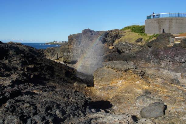 tôt le matin sur le site de kiama blowhole - individual event photos et images de collection