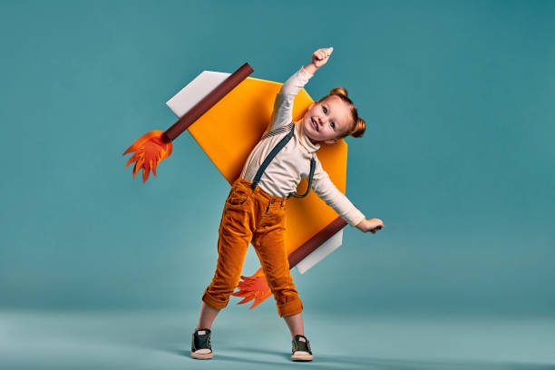 la petite fille d’enfant dans un costume d’astronaute joue et rêve de devenir un astronaute. - aspirations pilot child airplane photos et images de collection