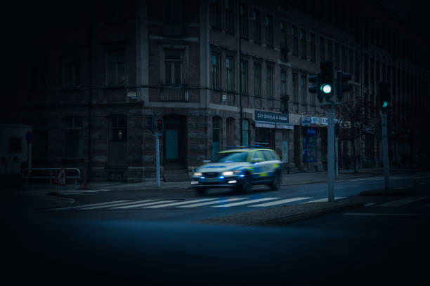 voiture de police sur l’urgence à malmö, suède - car pursuit chasing night photos et images de collection