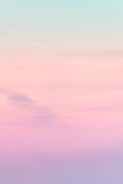 taille verticale de rapport de fond de coucher du soleil. ciel avec des nuages doux et flous de couleur pastel. nuage de gradient sur la station balnéaire. nature. sunrise.  matin paisible. style tonique instagram - pastel colored sky ethereal softness photos et images de collection