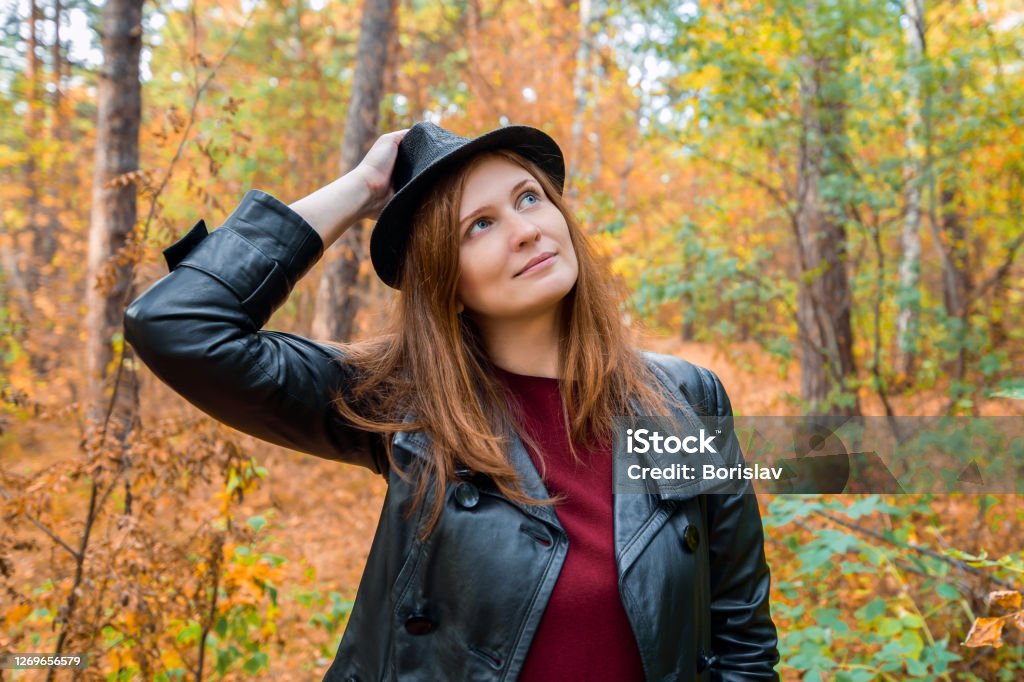 Hermosa Chica Pelirroja Con Un Vestido Rojo Chaqueta De Cuero Negro Sombrero Mirando A La Distancia En El Bosque De Otoño Una Chica En El Bosque Otoñal Mira Hacia Otro Lado Fotografía Hermosa Chica Pelirroja Con Un Vestido Rojo Chaqueta De Cuero Negro Sombrero Mirando A La Distancia En El Bosque De Otoño Una Chica En El Bosque Otoñal Mira Hacia Otro Lado Fotografía
