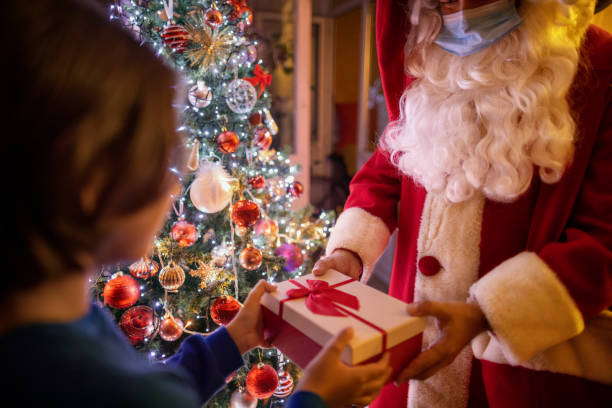 istock Santa Claus at corona virus time 1269664328