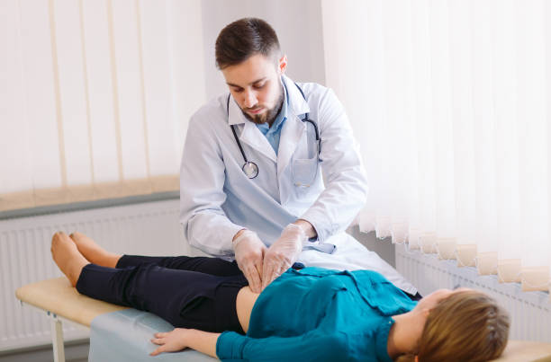 el médico examina al paciente sobre la mesa. - páncreas fotos fotografías e imágenes de stock