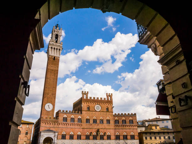 imponujący widok na główny plac w sienie (piazza del campo) i jego najsłynniejsze zabytki (palazzo pubblico i torre del mangia) w jasny słoneczny dzień, toskania, włochy - palazzo pubblico zdjęcia i obrazy z banku zdjęć