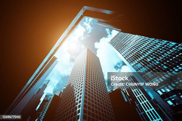 近代的なオフィスビル近く太陽の下で - ビジネスのストックフォトや画像を多数ご用意 - ビジネス, 成長, 外壁