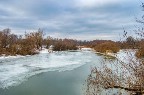 ละลายในน้ําแข็งของแม่น้ําแช่แข็ง - platte river ภาพสต็อก ภาพถ่ายและรูปภาพปลอดค่าลิขสิทธิ์