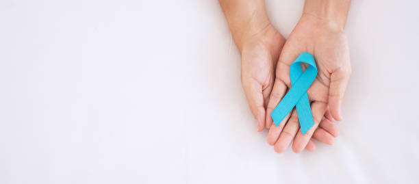 November Prostate Cancer Awareness month, Man holding Blue Ribbon for supporting people living and illness. Healthcare, International men, Father, World cancer day and world diabetes day concept noviembre mes de concientización sobre el cáncer de próstata, hombre sosteniendo cinta azul para apoyar a las personas que viven y enferman. salud, hombres internacionales, padre, día mundial del cáncer y concepto mundial del día de la diabetes