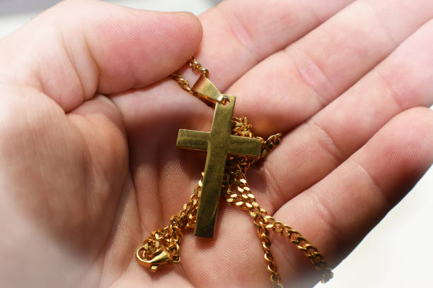 cruz de oro jesucristo en la palma de las manos de cerca de alta calidad - benedict xvi fotografías e imágenes de stock