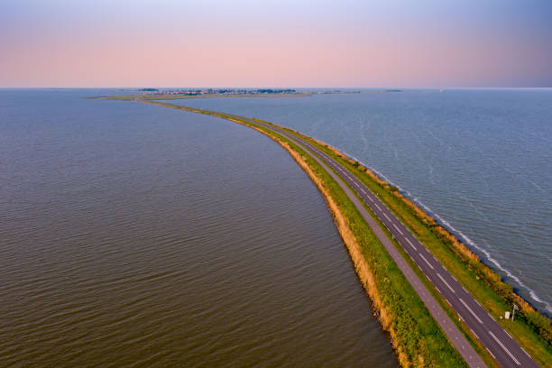 aéreo del dique a marken en el ijsselmeer en los países bajos - waterland fotografías e imágenes de stock