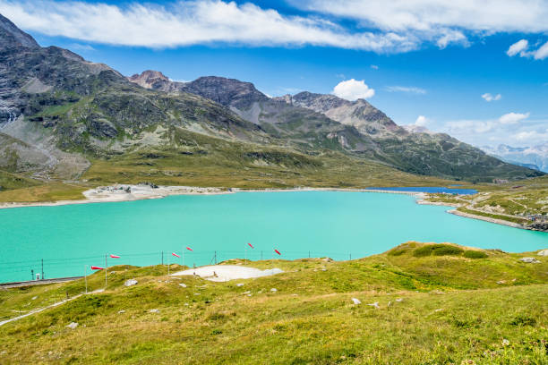el lago blanco, lago bianco en ospizio bernina, engadin, grisons, suiza - white lake fotografías e imágenes de stock