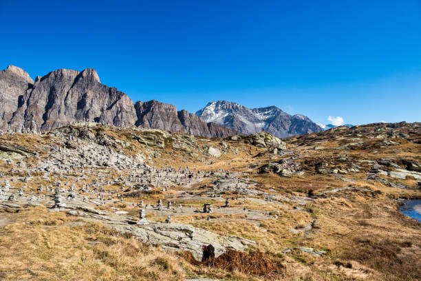 パッソ・サンバーナーディーノ、スイス。峠付近の山頂の高山パノラマ - european alps europe high up lake ストックフォトと画像