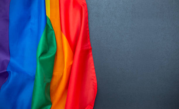 regenbogen lgbt flagge auf tafel, schwarzes brett mit platz für text, homosexuell flagge als hintergrund, konzept bild - 2234 stock-fotos und bilder