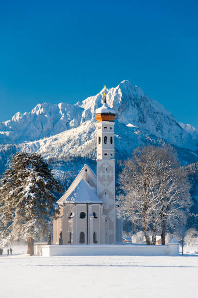 красивый панорамный пейзаж в баварии зимой с церковью st. coloman - st colomans church стоковые фото и изображения