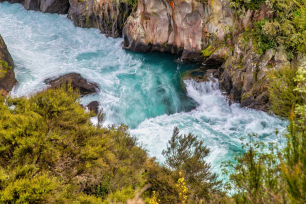 puissants courants d’eau à huka falls, taupo - nouvelle-zélande - chutes de huka photos et images de collection
