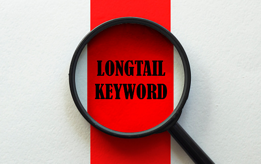 lupa con texto Longtail Palabra clave en el fondo blanco y rojo photo