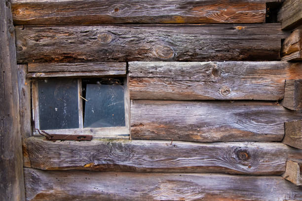 깨진 창문이있는 오래된 목조 주택의 목재 벽 - log log cabin wood knotted wood 뉴스 사진 이미지