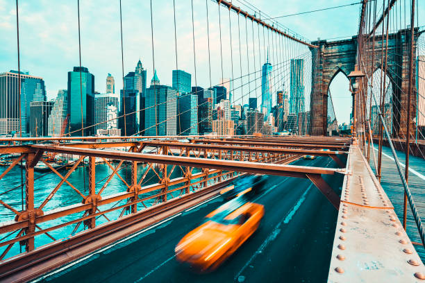 ponte di brooklyn a new york. - brooklyn bridge taxi new york city brooklyn foto e immagini stock