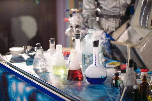 les chimistes fabriquent des médicaments en laboratoire à la maison - meth lab photos et images de collection