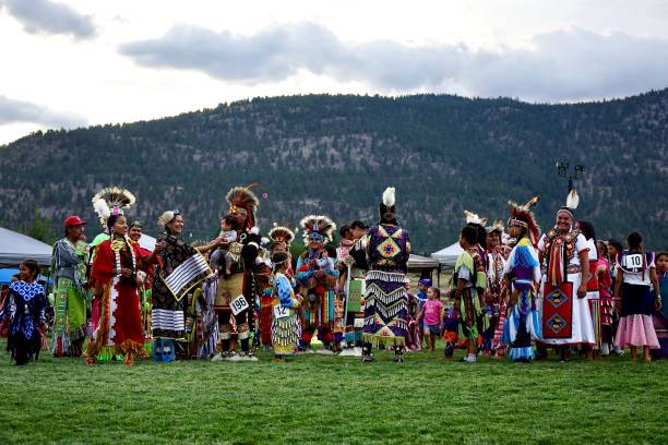 сбор коренных жителей - ceremonial dancing стоковые фото и изображения
