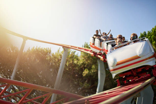 niños divirtiéndose en la montaña rusa del parque de atracciones durante la pandemia covid-19 - park and ride fotografías e imágenes de stock