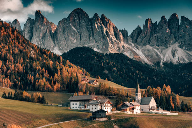 picos de dolomitas en otoño - alpes dolomíticos fotografías e imágenes de stock