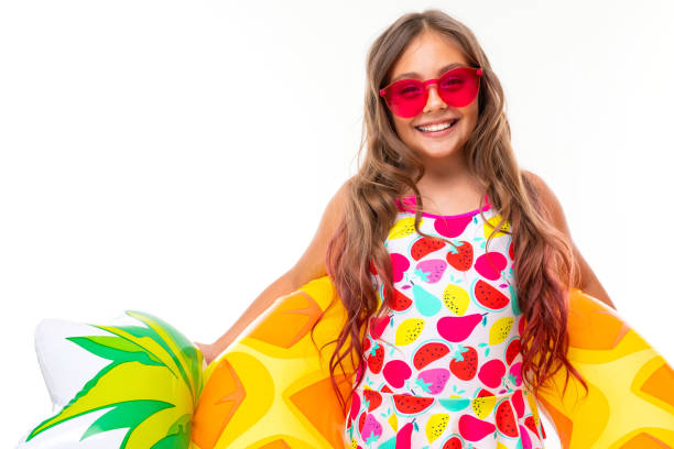 파인애플 형태의 수영 원이있는 선글라스를 입은 수영복을 입은 소녀의 밝은 초상화 - inner tube inflatable swimming little girls 뉴스 사진 이미지