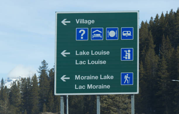 ansicht des straßenschildes mit richtungspfeilen zeigen auf "lake louise" und "moraine lake" - landscape national park lake louise moraine lake stock-fotos und bilder