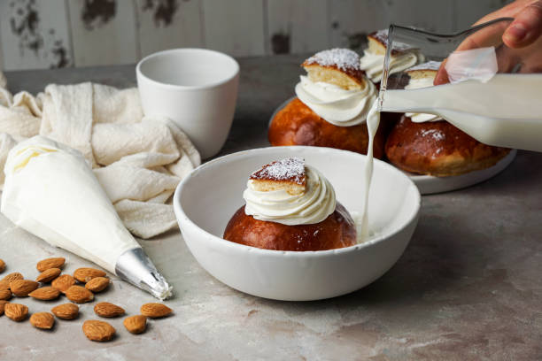 semla oder semlor, vastlakukkel, laskiaispulla ist eine traditionelle süße rolle in verschiedenen formen in schweden, finnland, estland, norwegen, dänemark, vor allem faschingsmontag und faschingsdienstag - shrove tuesday stock-fotos und bilder