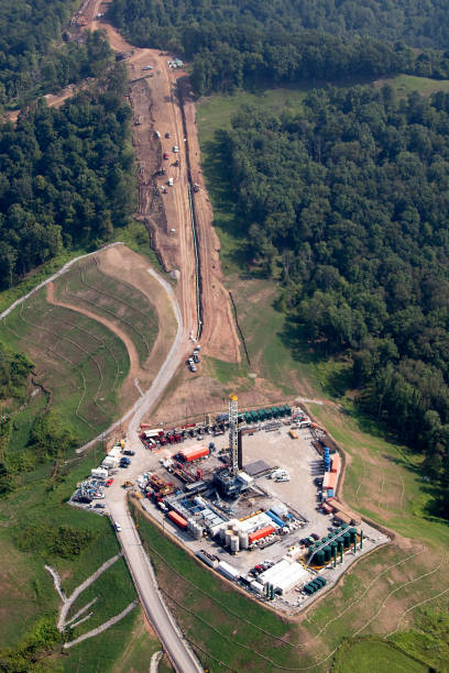 pozo de gas natural - marcellus shale fotografías e imágenes de stock