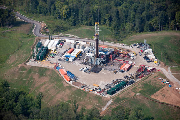 puits de gaz naturel - fracking photos et images de collection