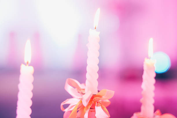 las velas dan luz en la ceremonia de la boda. - ribbon nobody cupcake celebration fotografías e imágenes de stock